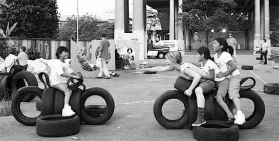 Guía sobre «Cómo intervenir un patio escolar», desarrollado por el colectivo Basurama. Una muestra de intervención en el patio escolar a partir de materiales sobrantes. Redefinición del espacio para el juego a partir de elementos reutilizables. Fuente: basurama.org CCBY-NC-SA 4.0