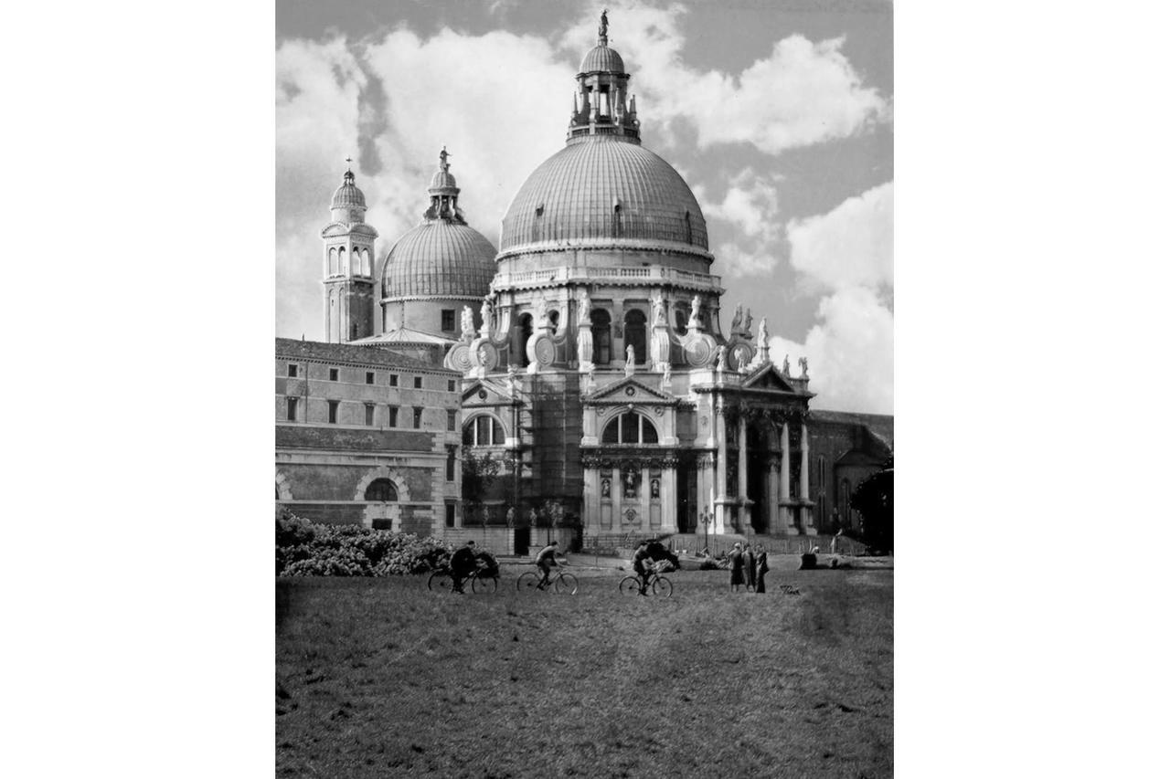 los fotomontajes Salvataggio del Centro Storico di Venezia dall’acqua alta (1971), en los que proponían la renaturalización radical de Venezia